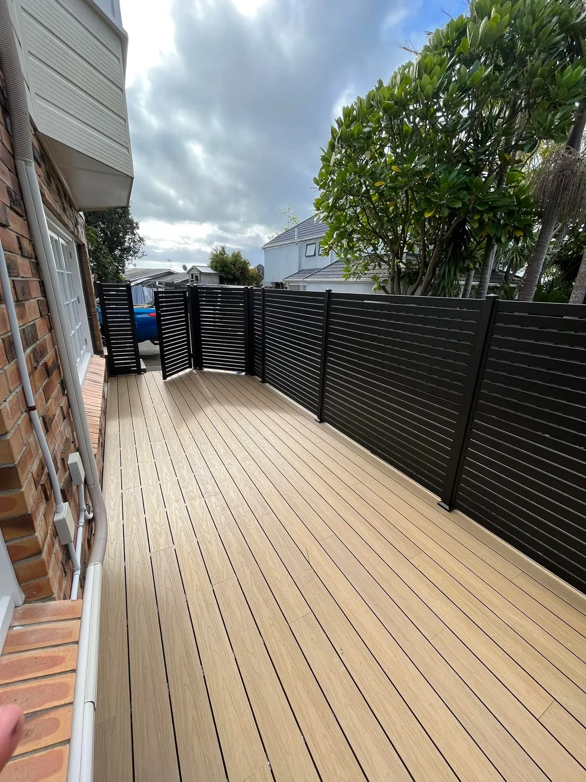 Finished composite deck with a slatted privacy screen in Auckland